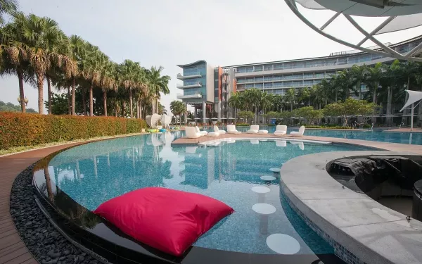 pool--v5972293.jpg