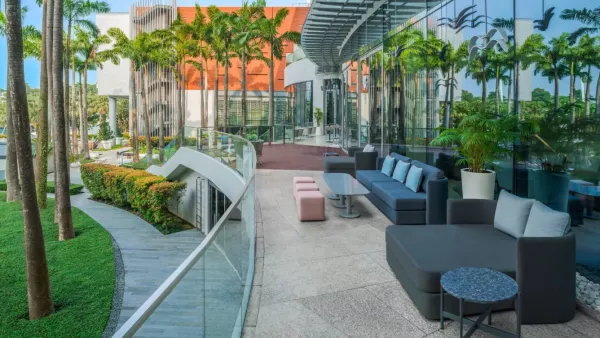 wh-sinwh-w-lounge-outdoor-37757_Wide-Hor.jpeg