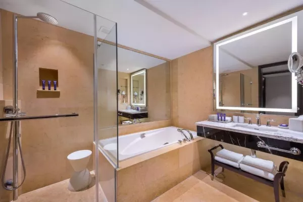 FULLERTON HOTEL QUAY ROOM BATHROOM.jpg
